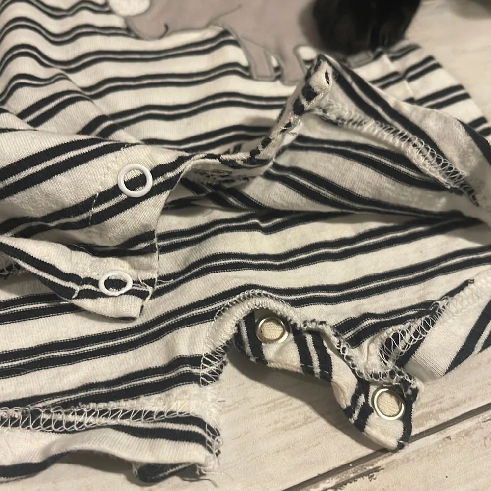 One Piece Baby Boy Black and White Carter’s Bodysuit (Size 9M)